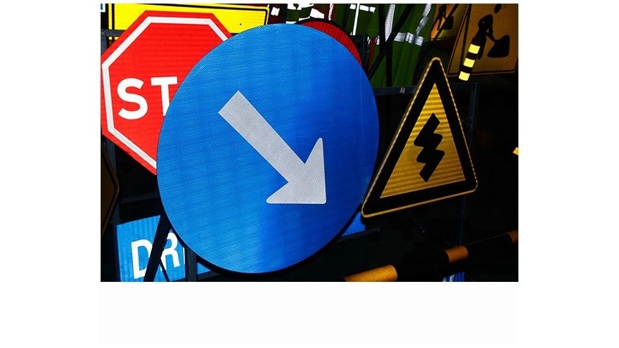 反光標(biāo)牌的反光膜要刻字嗎？數(shù)碼打印免刻字反光膜【昆山玉寰】