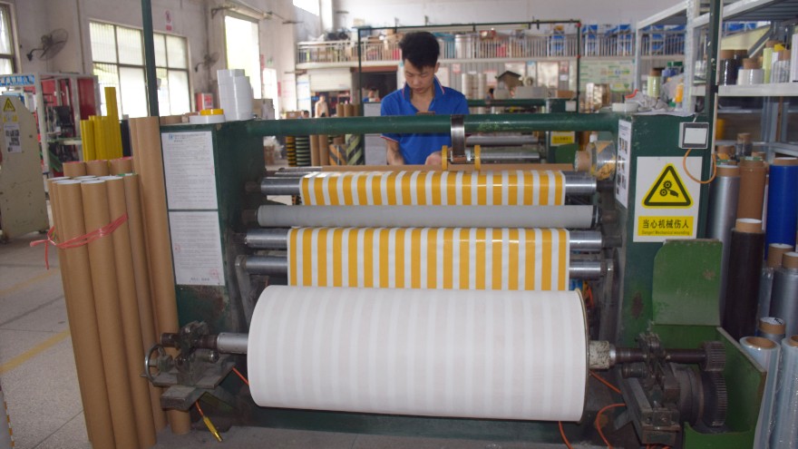 PVC防滑膠帶的生產(chǎn)工藝-廠家?guī)阕哌M(jìn)車間【昆山玉寰】