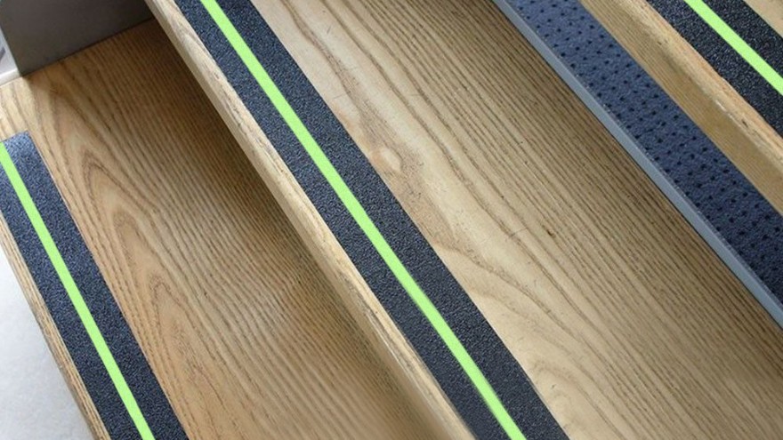 夜光防滑膠帶，學(xué)校晚間防滑小妙用！