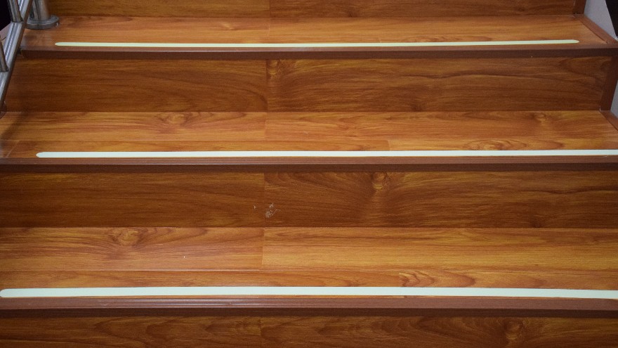 夜光樓梯防滑膠帶，用在學(xué)校正合適！